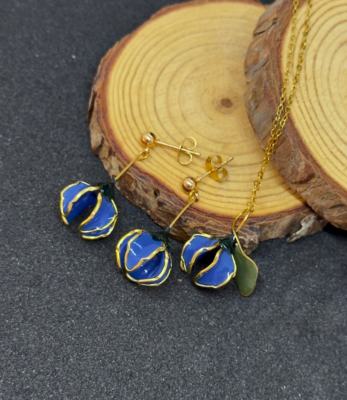 Conjunto: pendientes azules y colgante de acero inoxidable con forma de flores