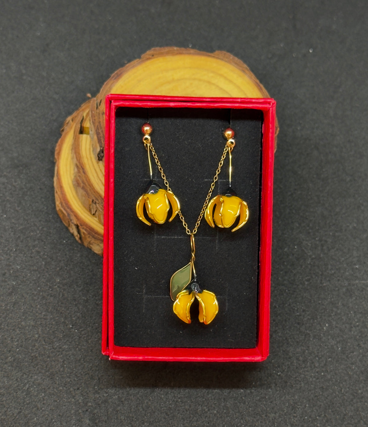 Conjunto: pendientes amarillos y colgante de acero inoxidable con forma de flores
