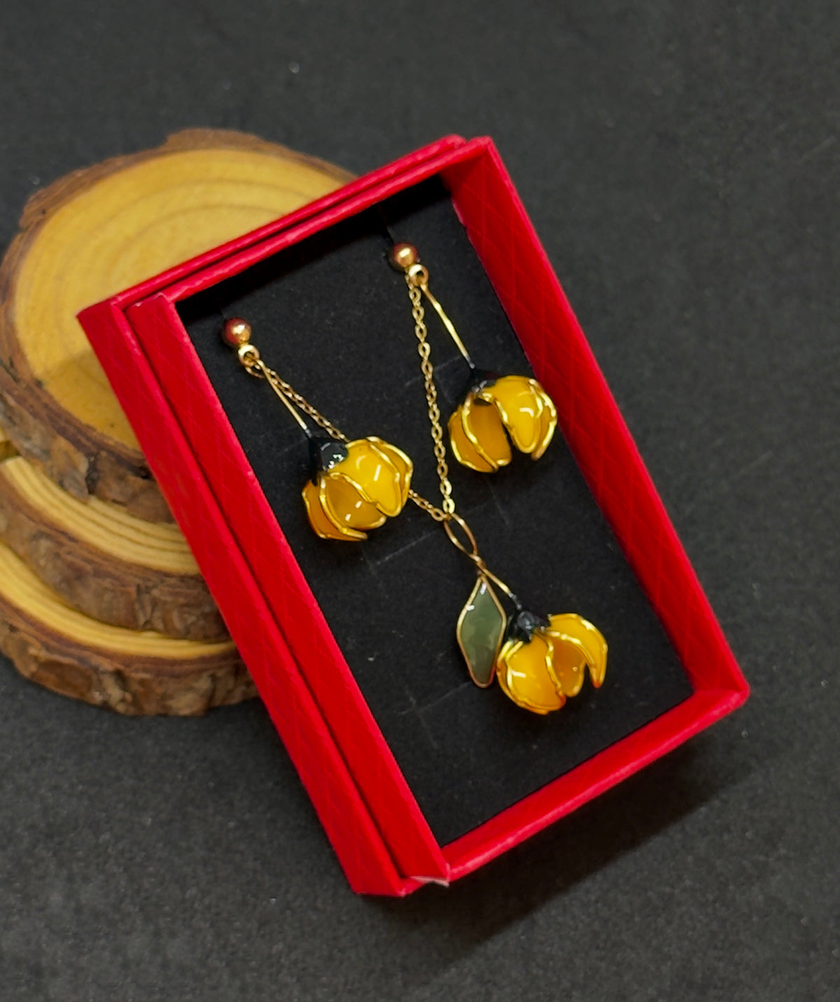 Conjunto: pendientes amarillos y colgante de acero inoxidable con forma de flores