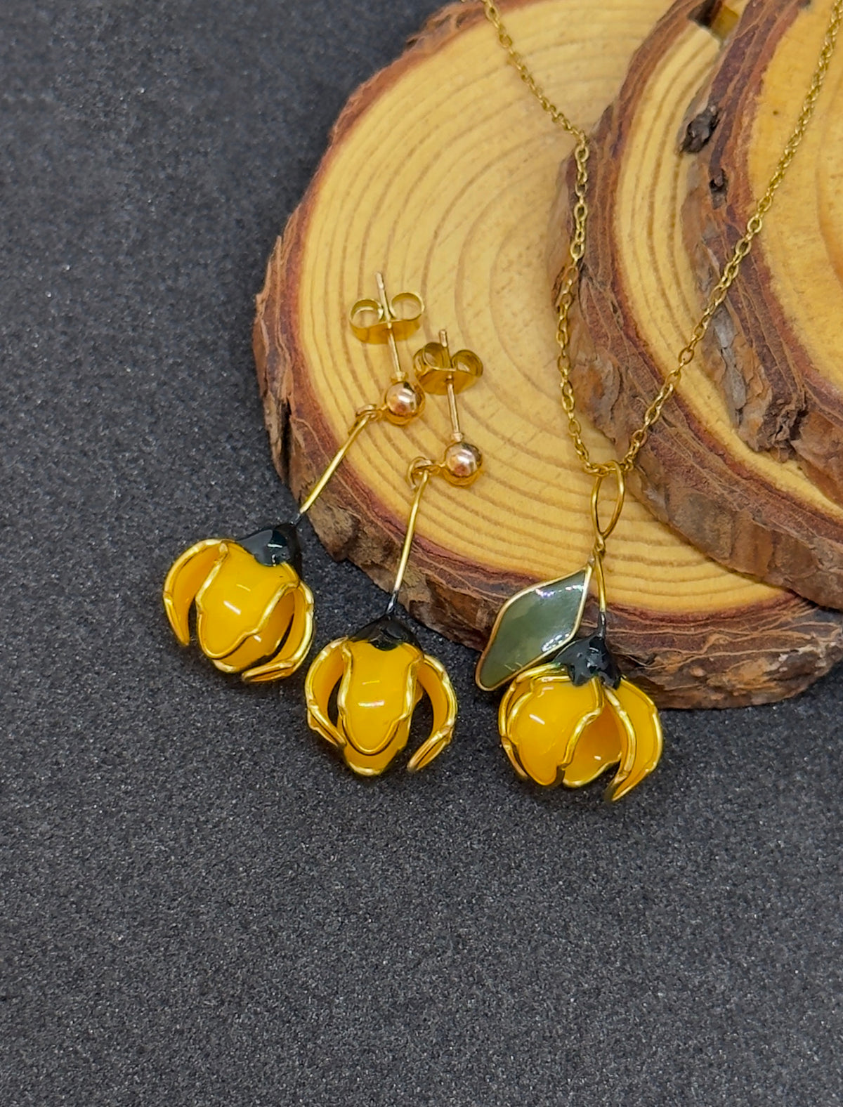 Conjunto: pendientes amarillos y colgante de acero inoxidable con forma de flores