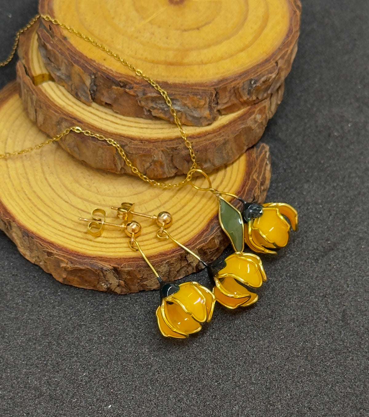 Conjunto: pendientes amarillos y colgante de acero inoxidable con forma de flores
