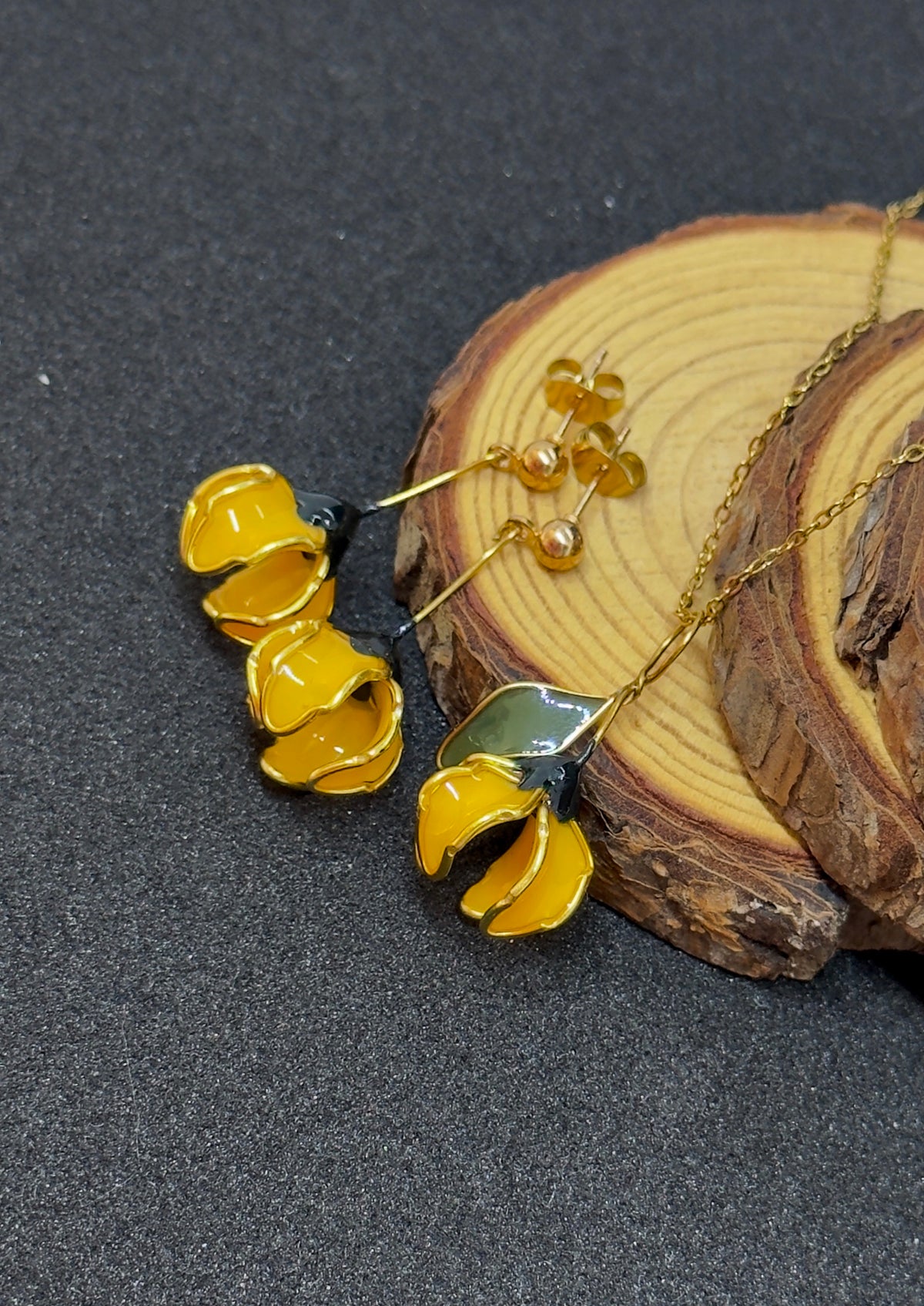 Conjunto: pendientes amarillos y colgante de acero inoxidable con forma de flores