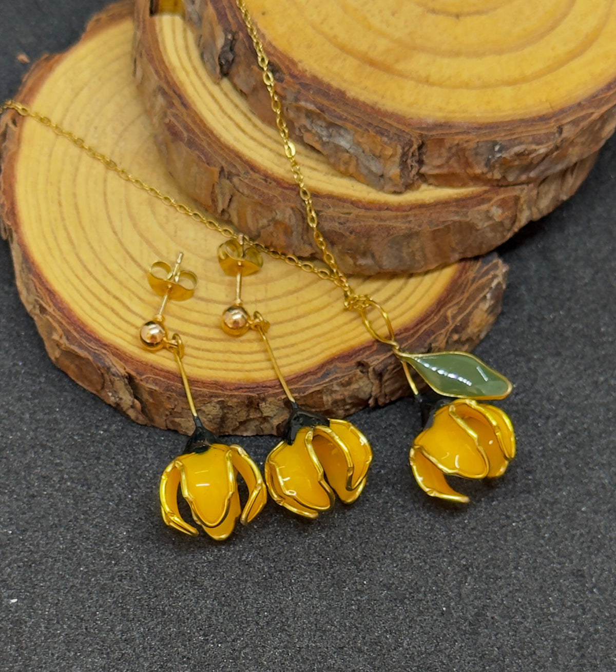 Conjunto: pendientes amarillos y colgante de acero inoxidable con forma de flores