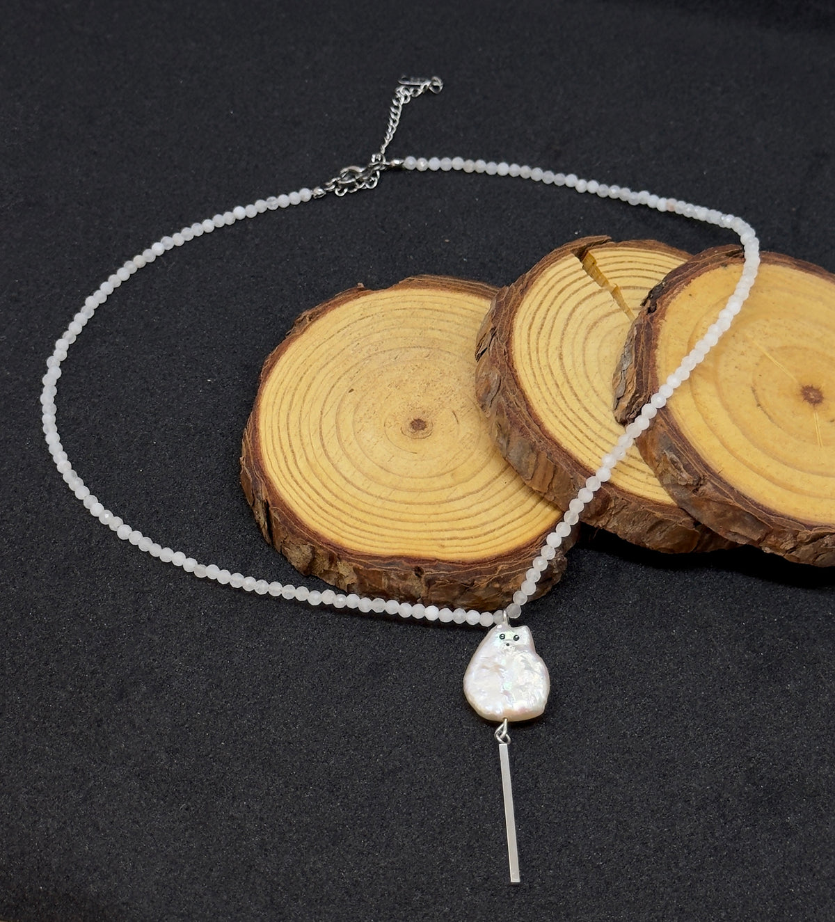 Collar blanco con un gatito de perla barroca, gargantilla de acero inoxidable