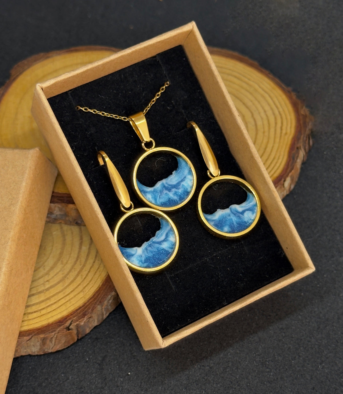 Conjunto: Pendientes y colgante de acero inoxidable con olas