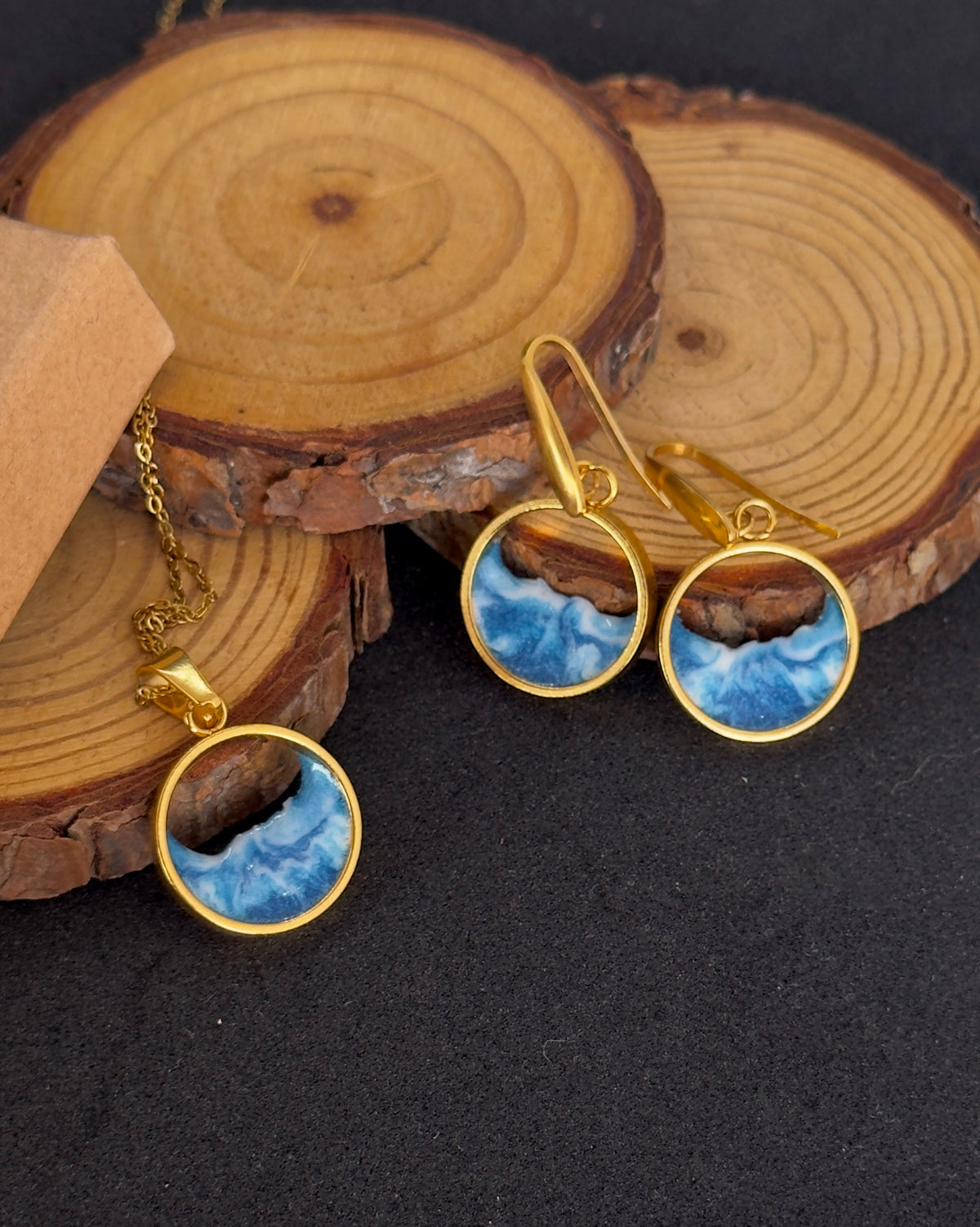 Conjunto: Pendientes y colgante de acero inoxidable con olas