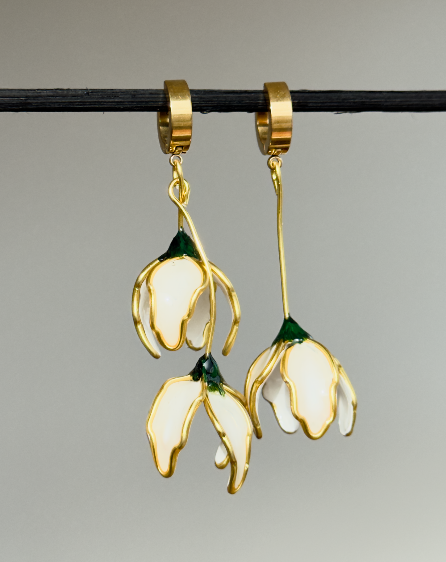 A01. Flower-shaped earrings, long asymmetrical white earrings