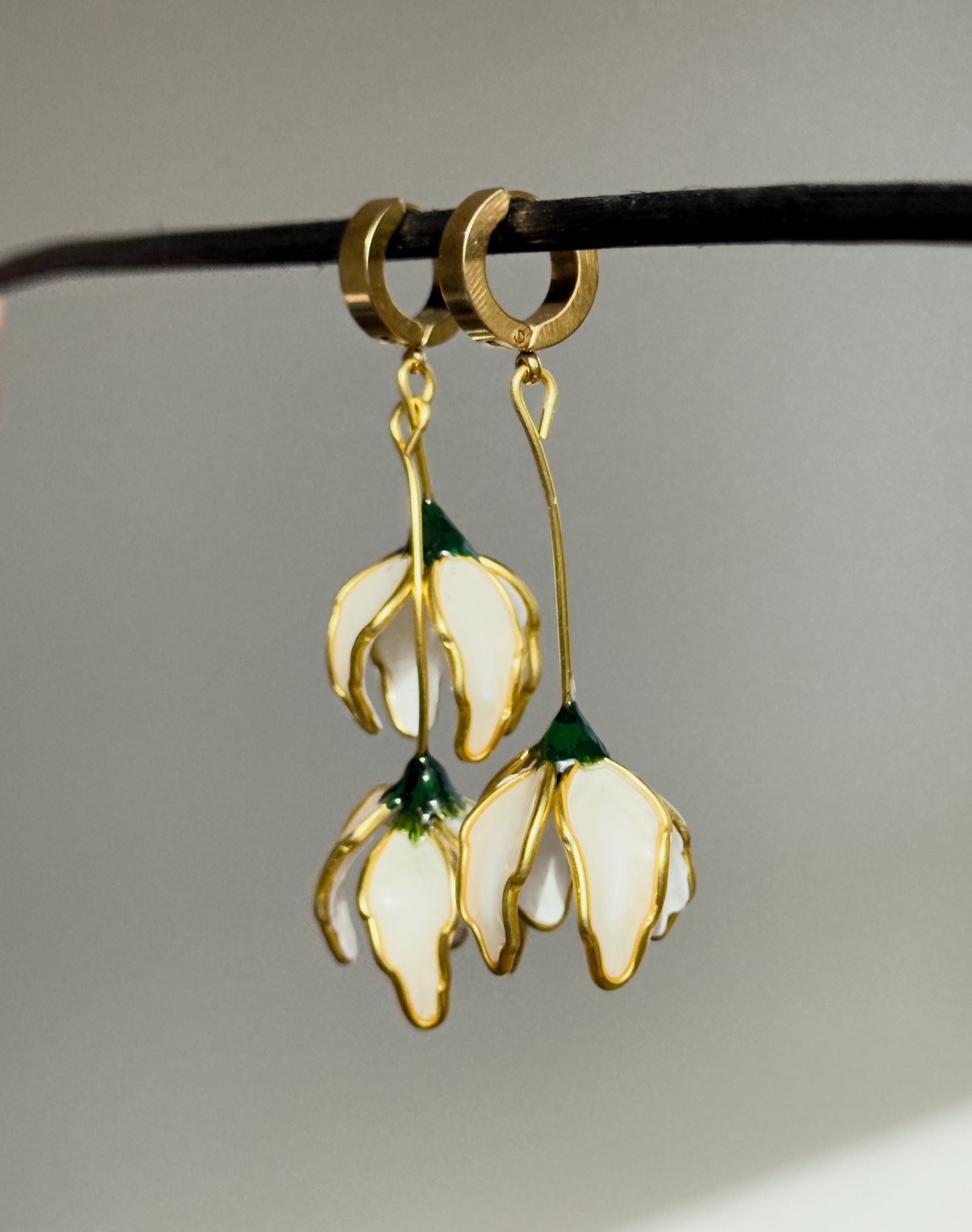A01. Flower-shaped earrings, long asymmetrical white earrings