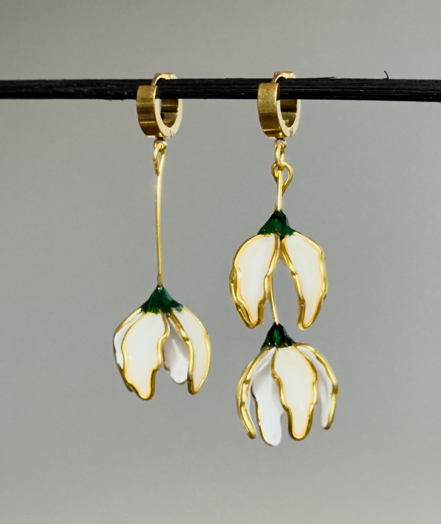 A01. Flower-shaped earrings, long asymmetrical white earrings