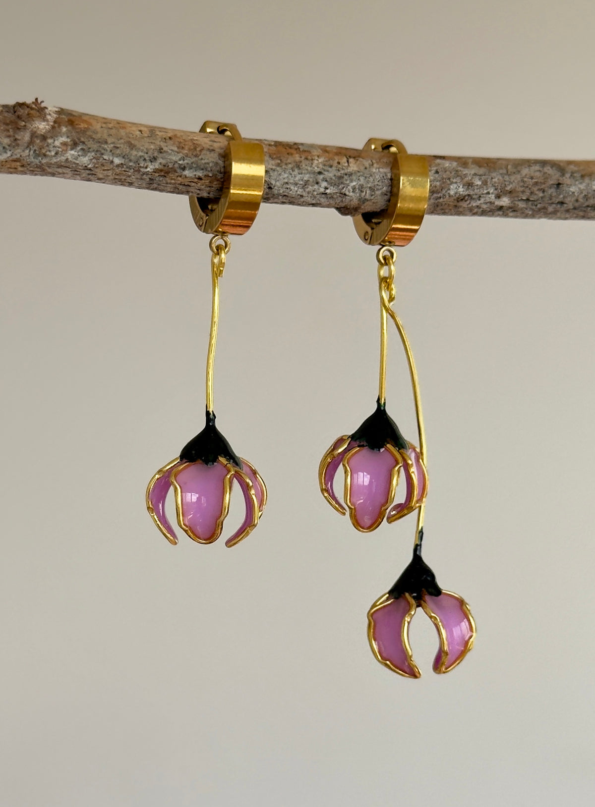 Pendientes largos asimétricos de acero inoxidable, pendientes dorados con flores rosas