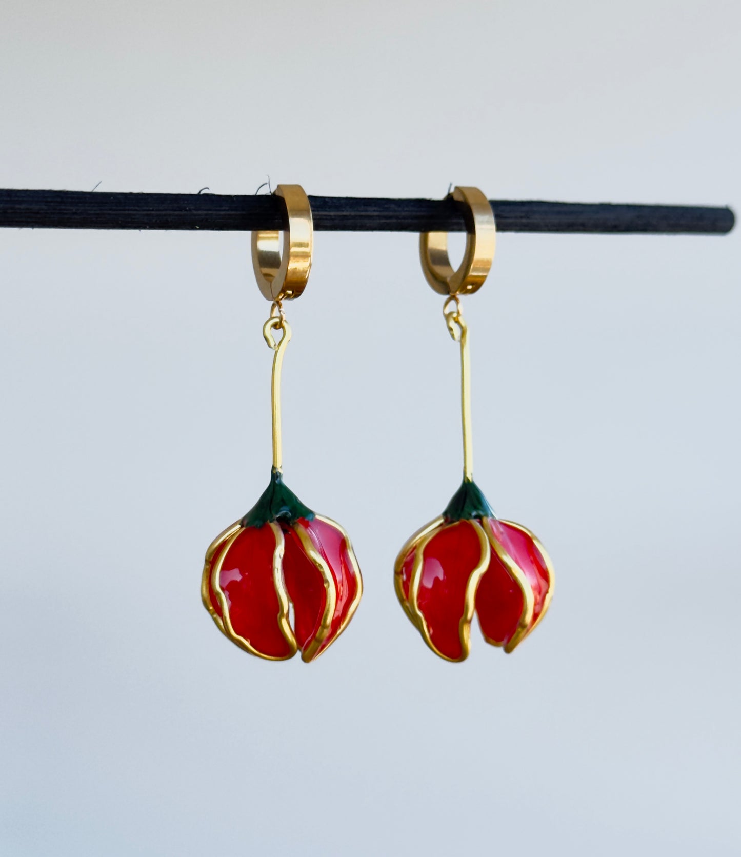 Flower-shaped earrings, long asymmetrical white earrings