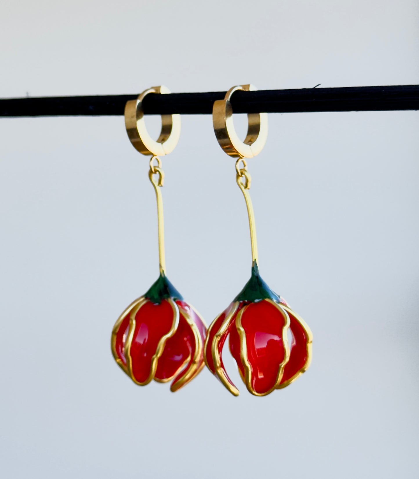 Flower-shaped earrings, long asymmetrical white earrings