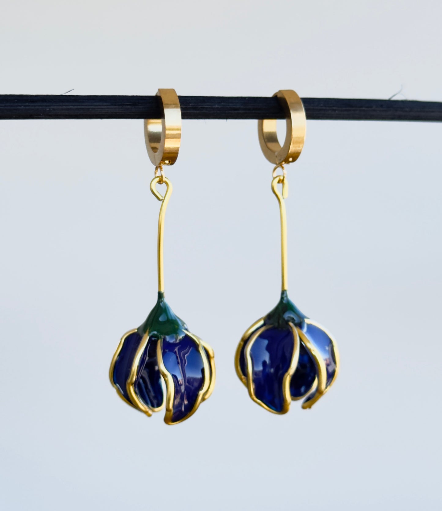 Flower-shaped earrings, long asymmetrical white earrings