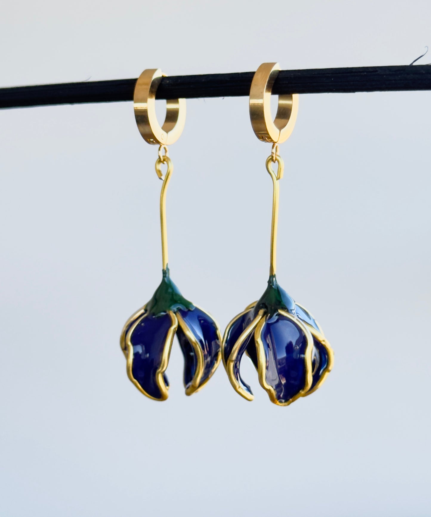 Flower-shaped earrings, long asymmetrical white earrings