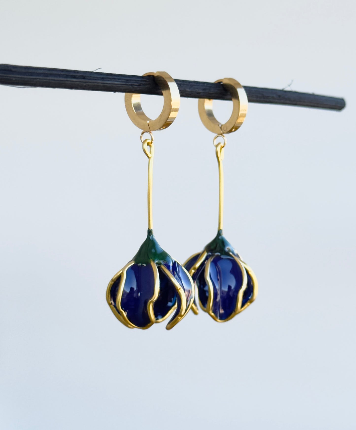 Flower-shaped earrings, long asymmetrical white earrings