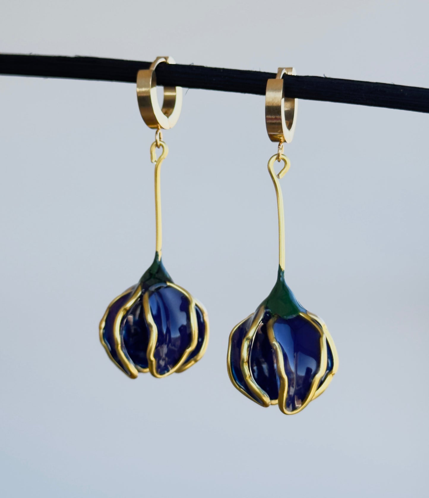 Flower-shaped earrings, long asymmetrical white earrings