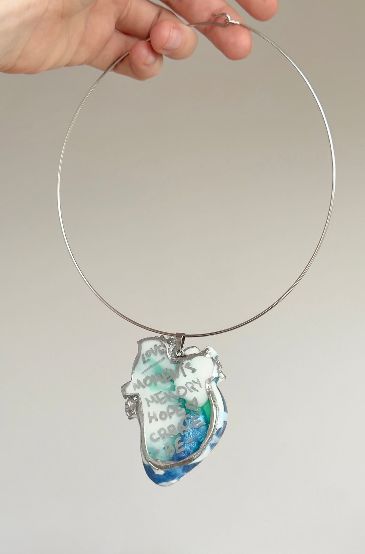 Colgante grande con forma de corazón anatómico, colgante azul masivo
