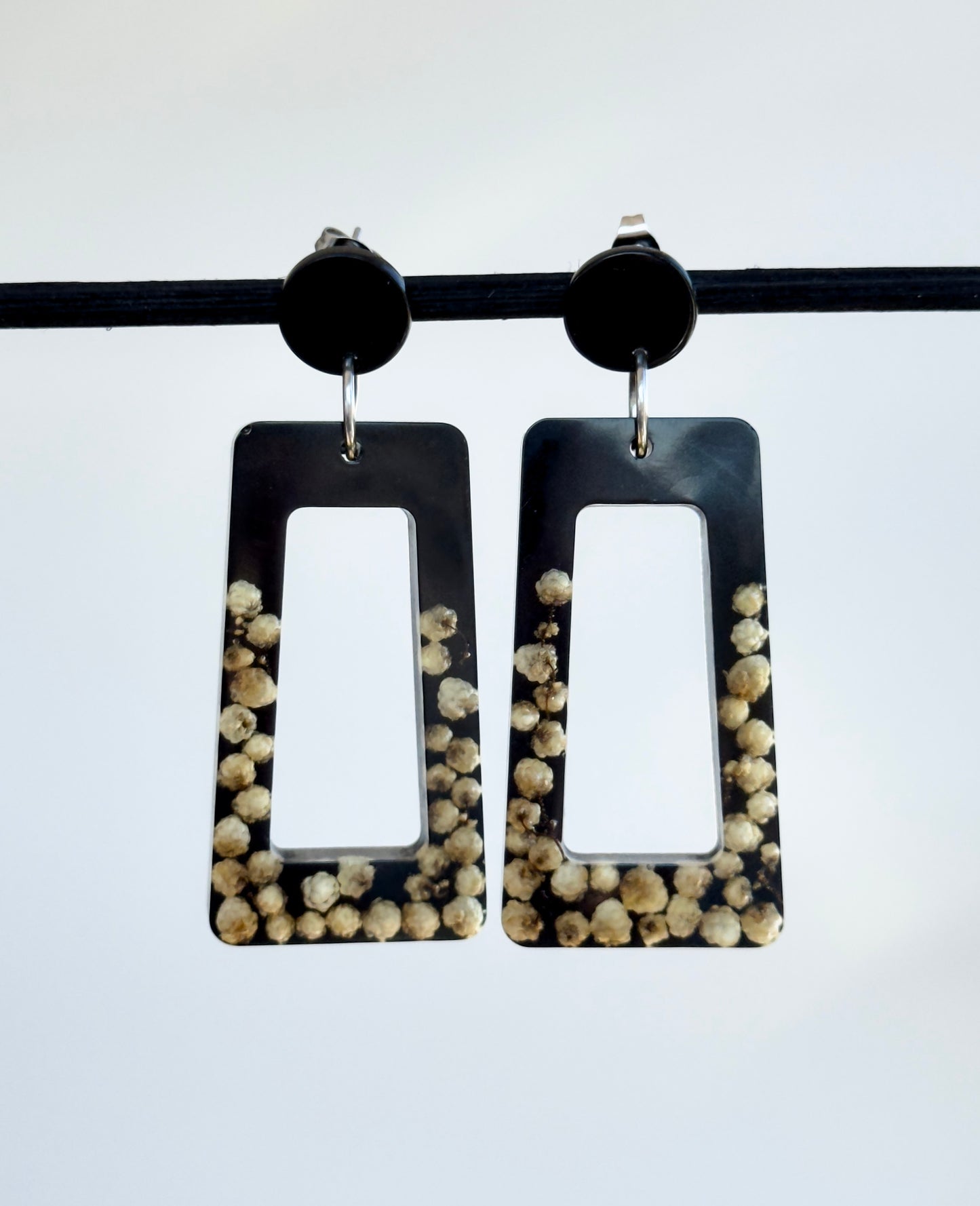 Black earrings with real flowers 