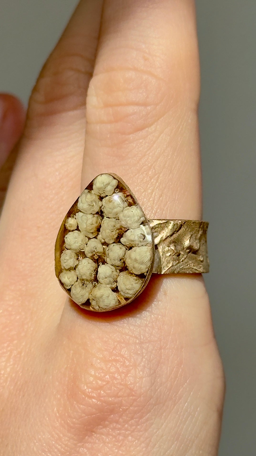 Anillo de bronce con flores naturales