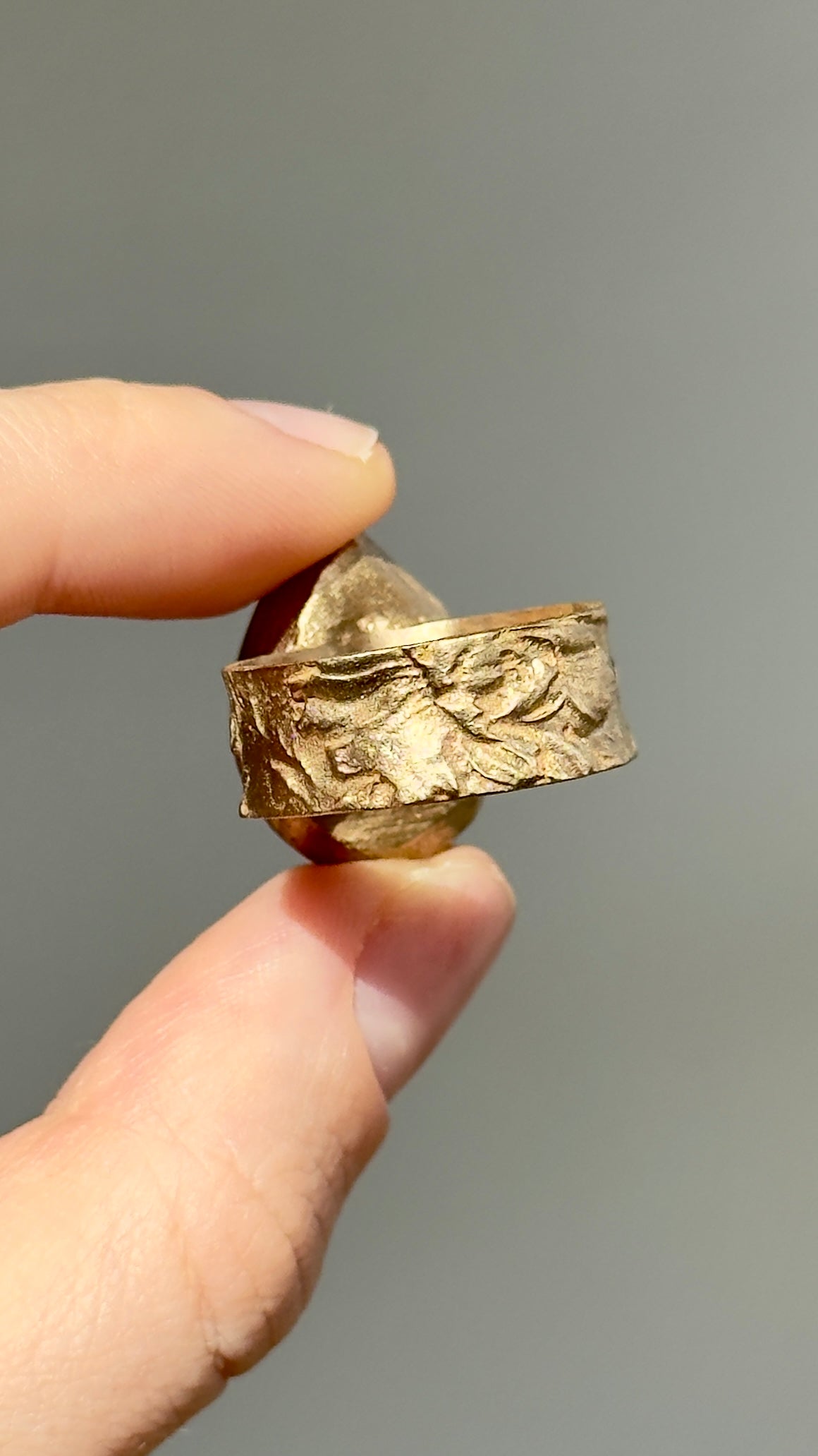 Anillo de bronce con flores naturales