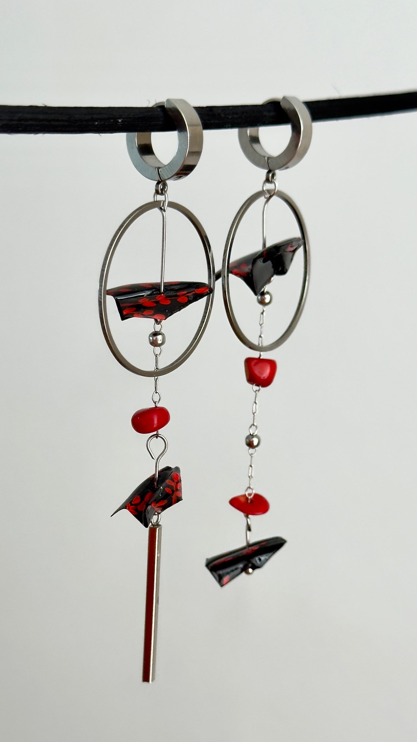 Pendientes largos asimétricos con aviones de origami