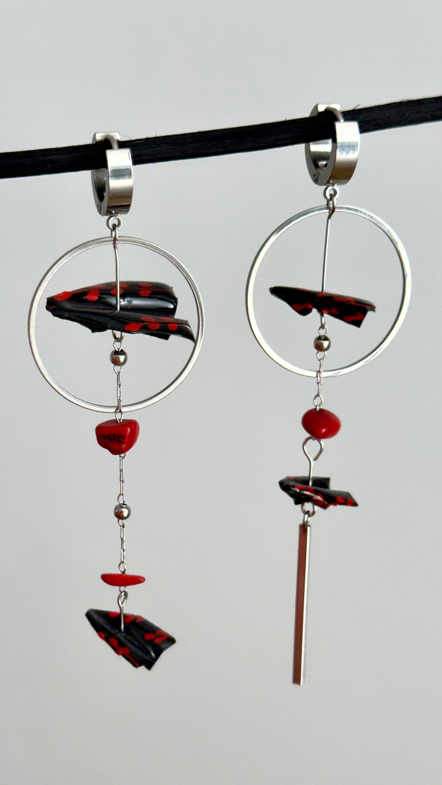 Pendientes largos asimétricos con aviones de origami