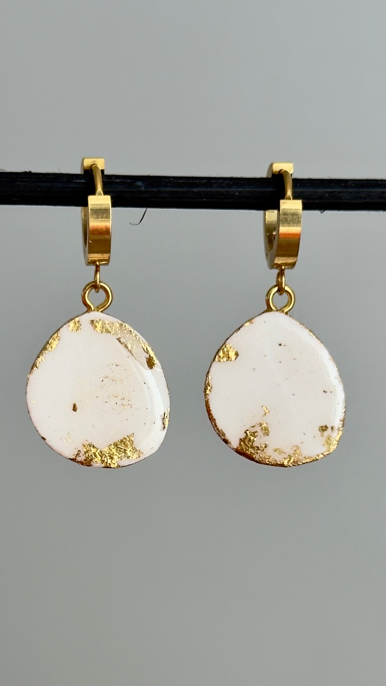 Pendientes blancos pintados