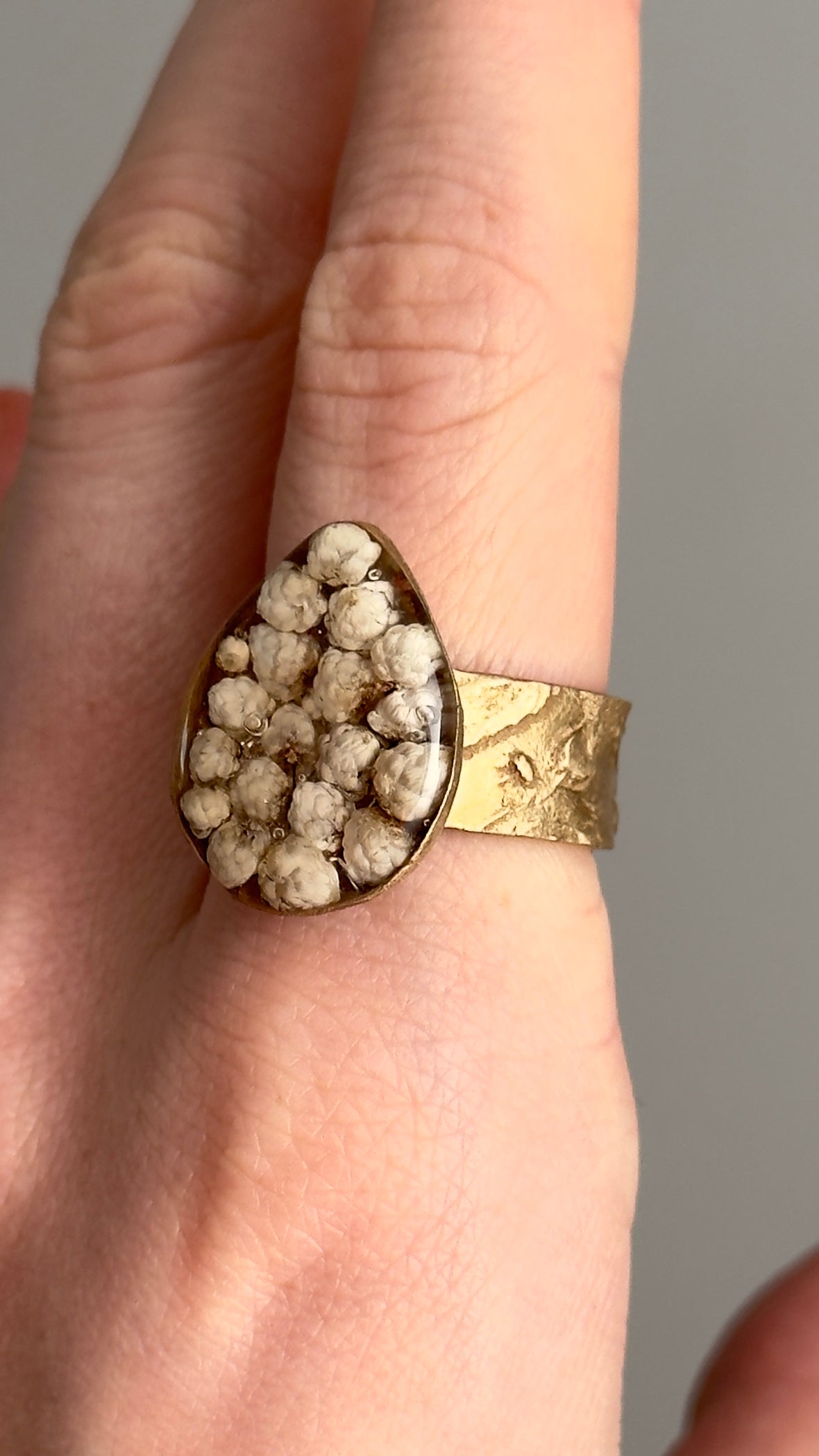 Anillo de bronce con flores naturales