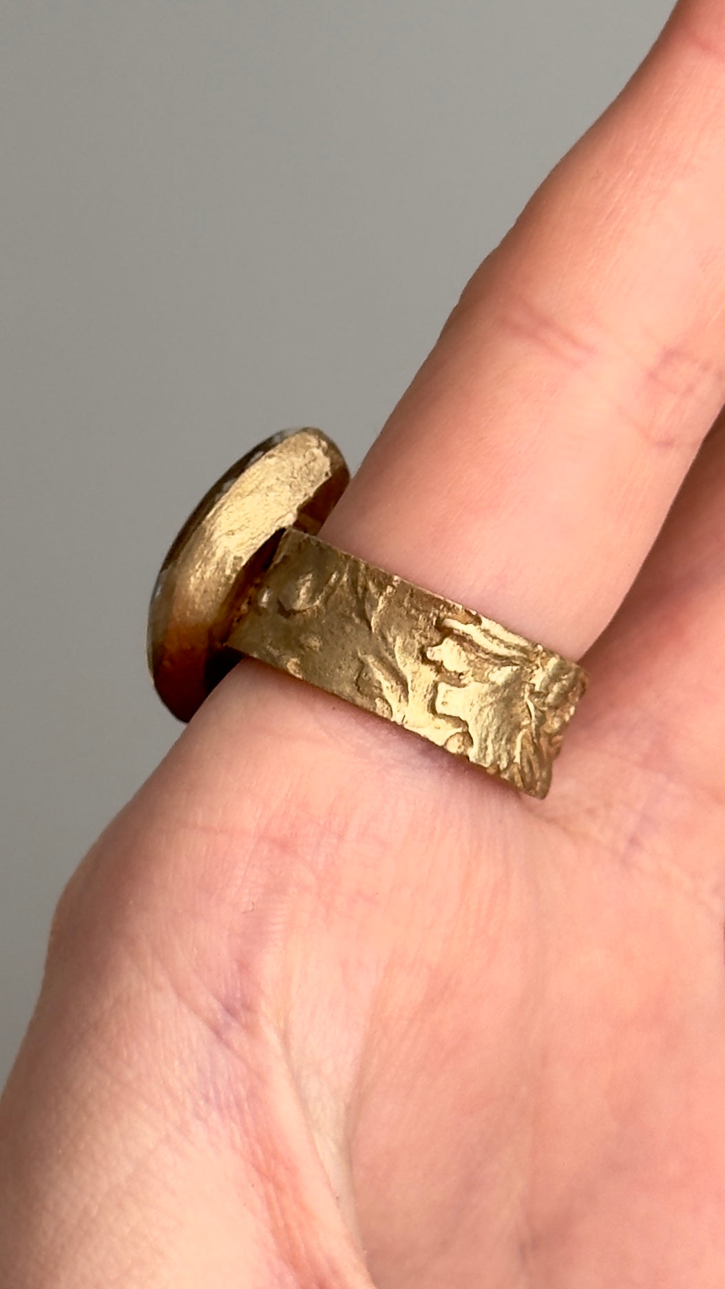 Anillo de bronce con flores naturales