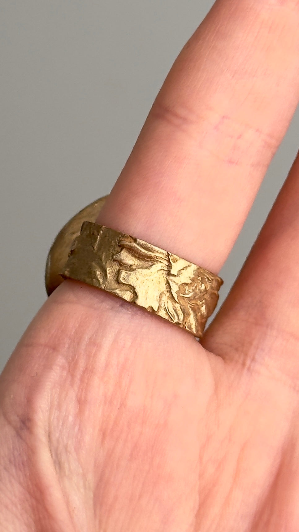 Anillo de bronce con flores naturales