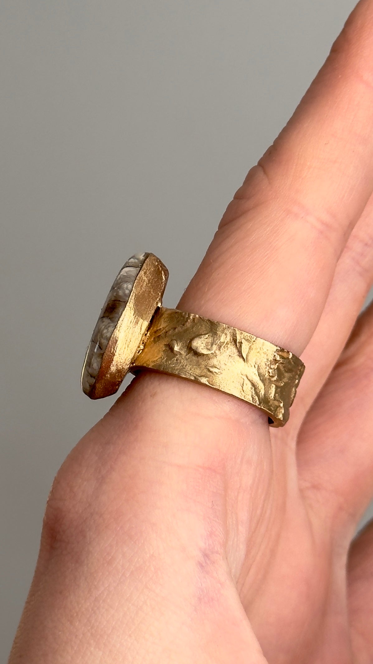 Anillo de bronce con flores naturales