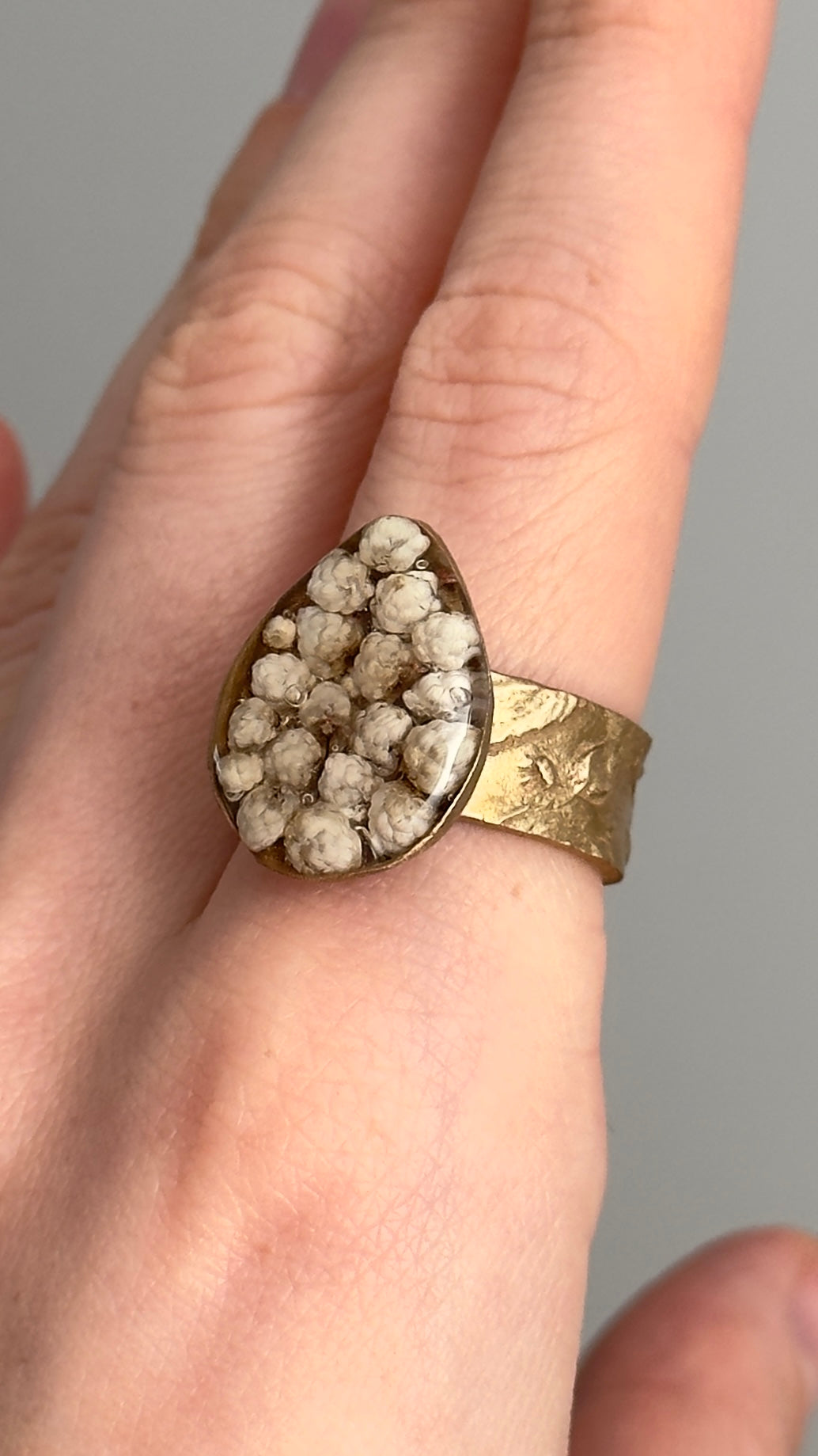 Anillo de bronce con flores naturales