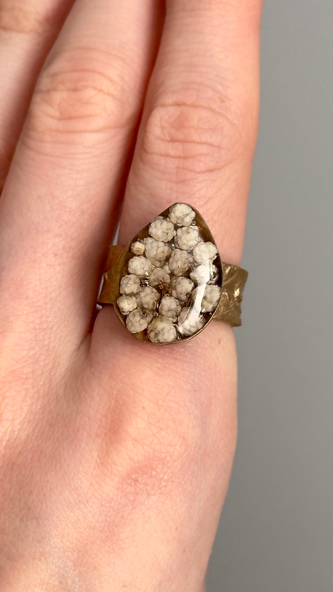 Anillo de bronce con flores naturales