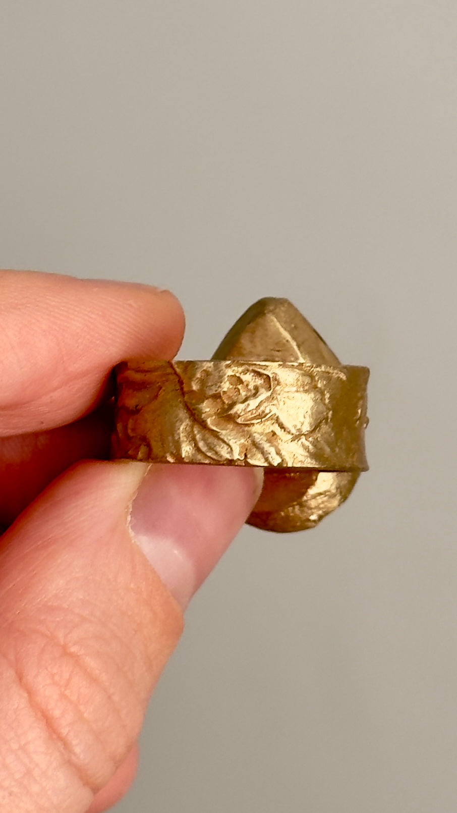 Anillo de bronce con flores naturales