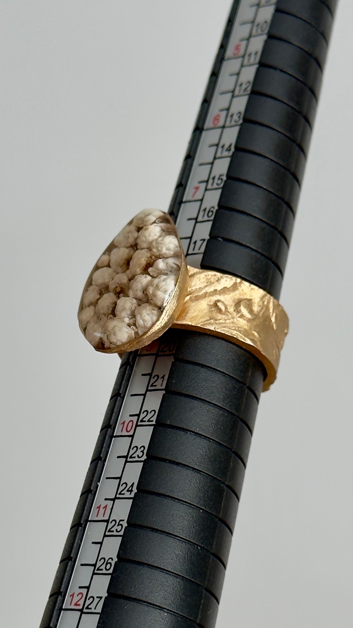 Anillo de bronce con flores naturales