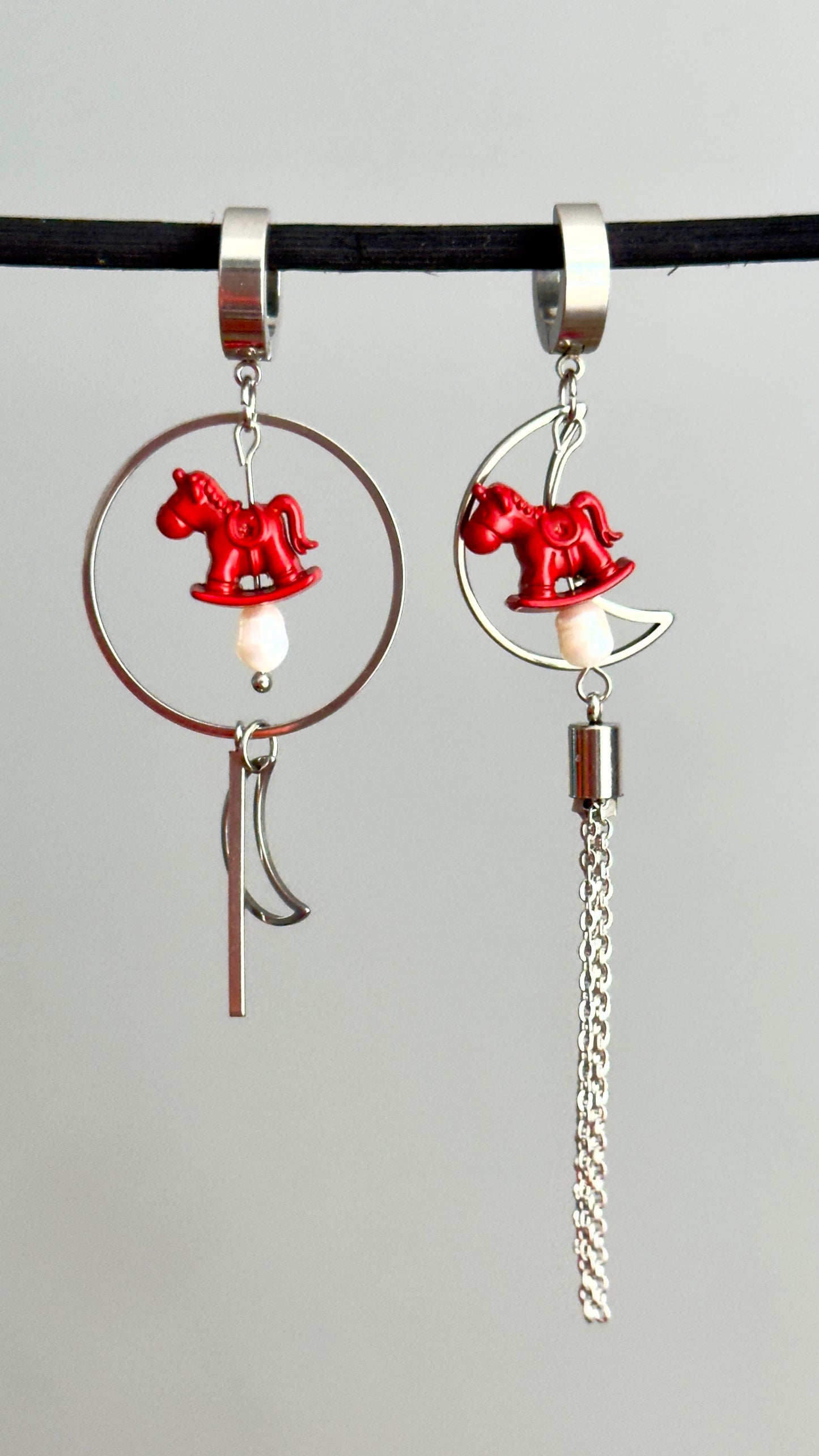 Long asymmetrical earrings with seahorses