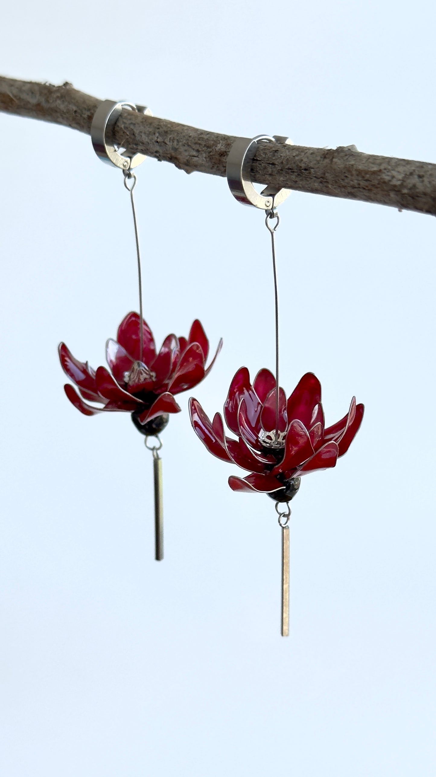 Pendientes con flores rojas