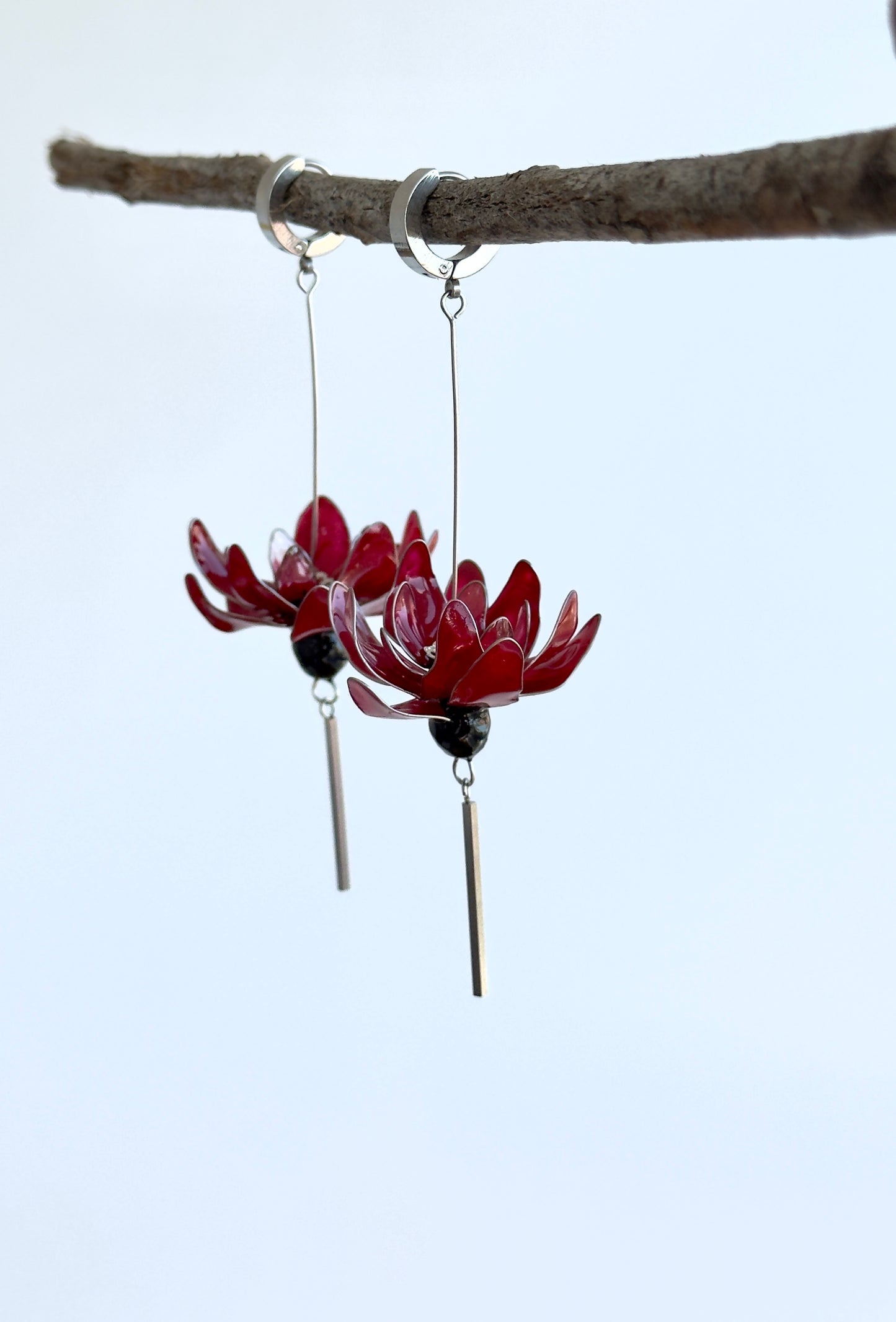Pendientes con flores rojas