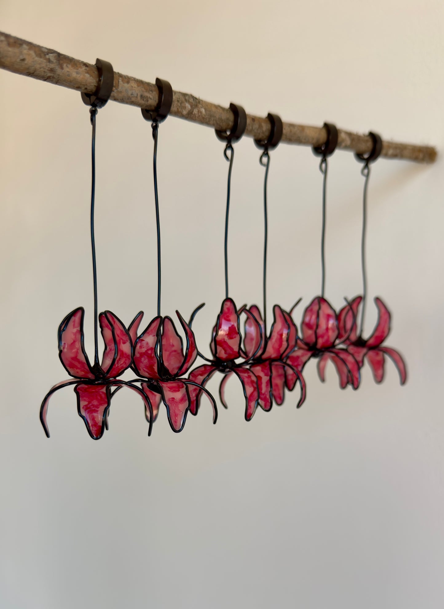 Pendientes con forma de flor, pendientes largos rosa y negros