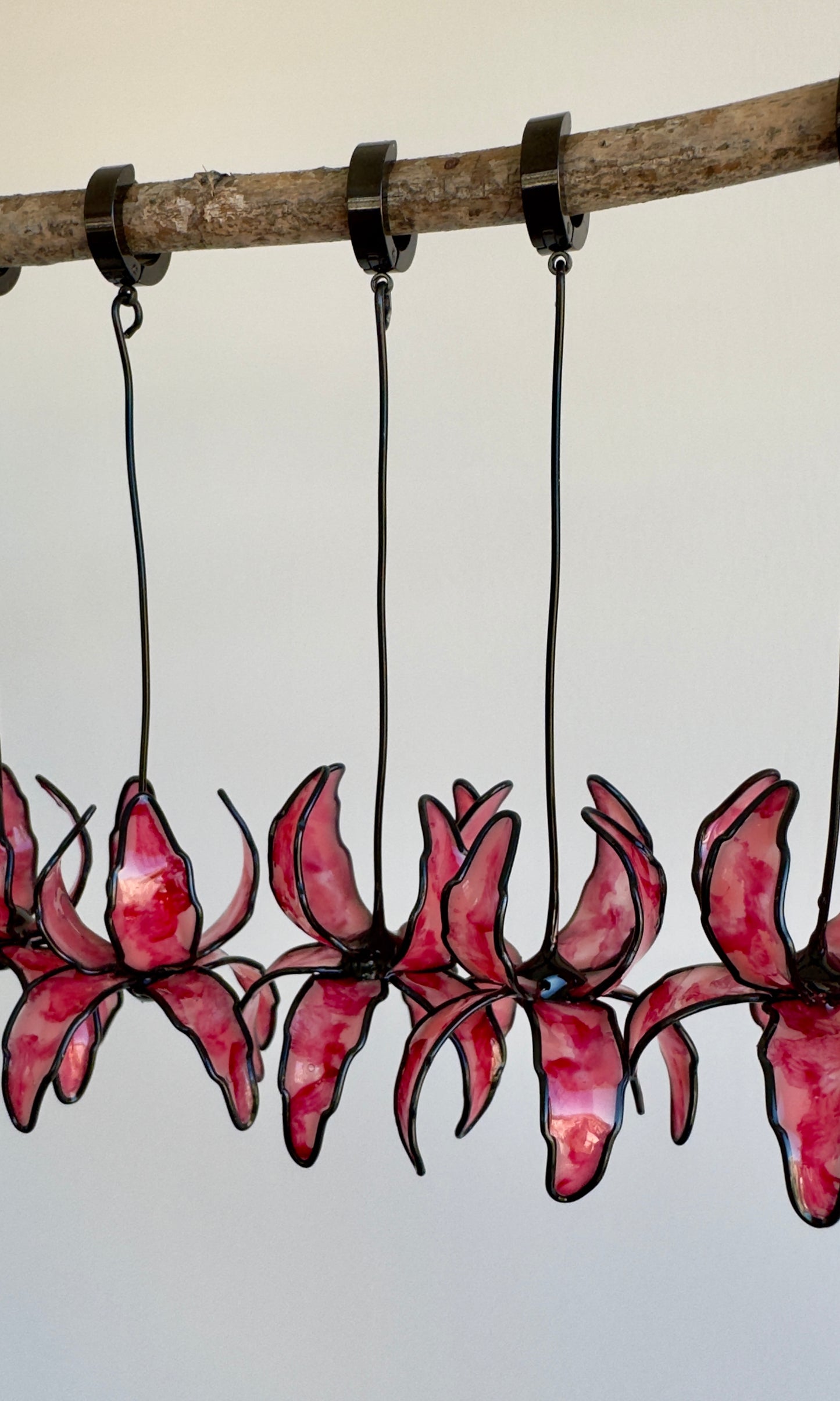 Pendientes con forma de flor, pendientes largos rosa y negros