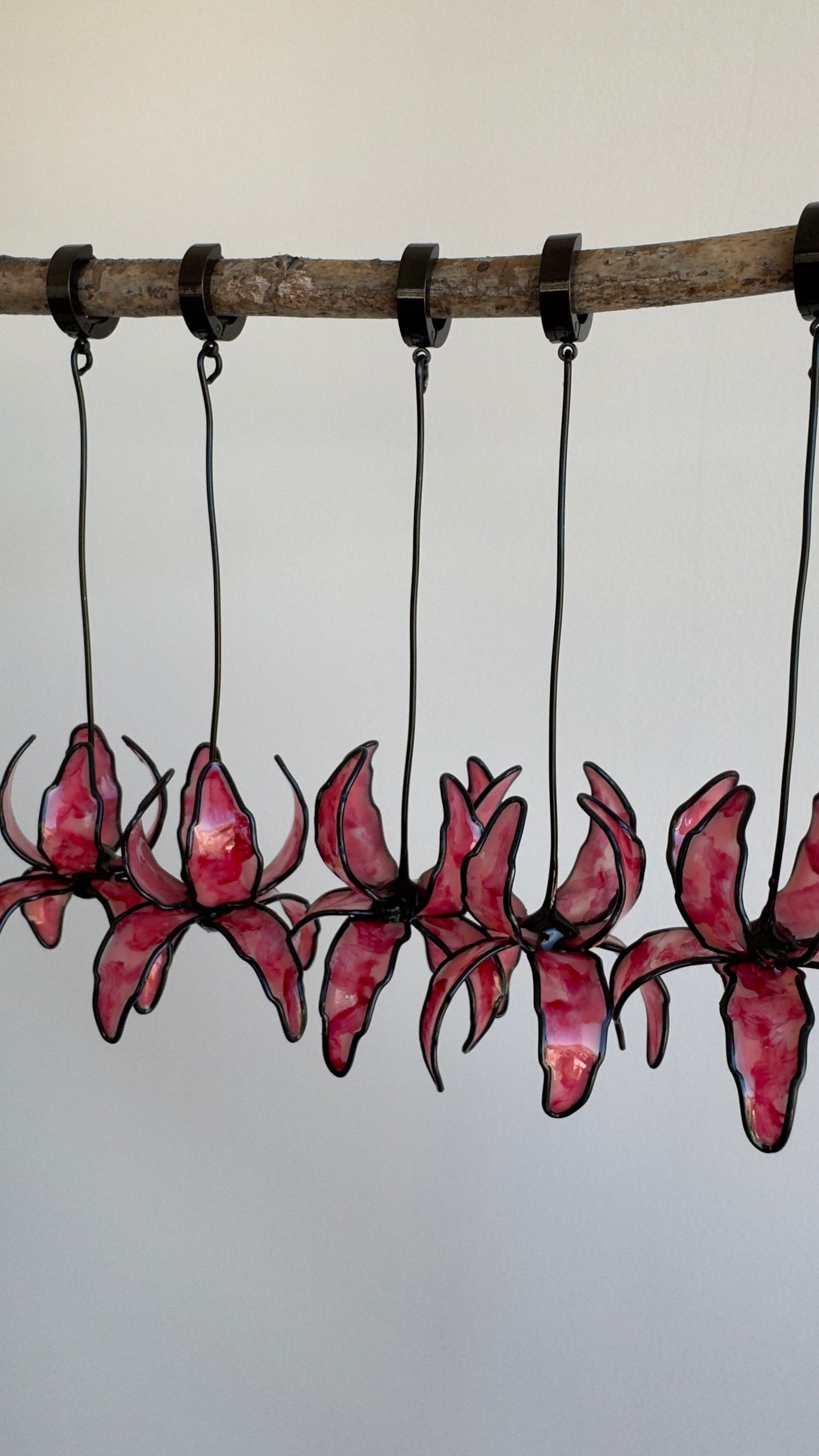 Pendientes con forma de flor, pendientes largos rosa y negros