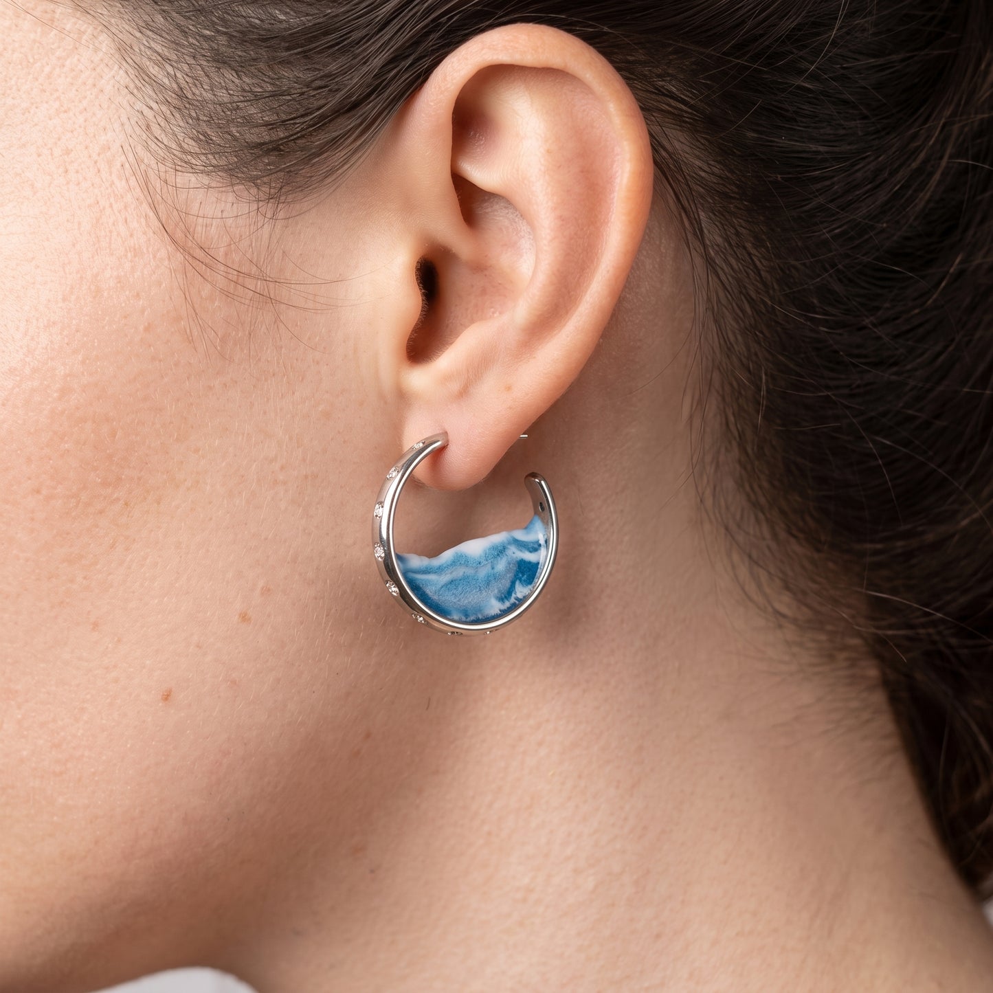 C-shaped earrings with the sea