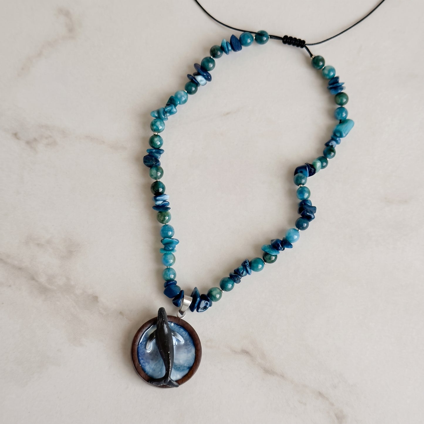 Collar de piedras con un colgante de madera