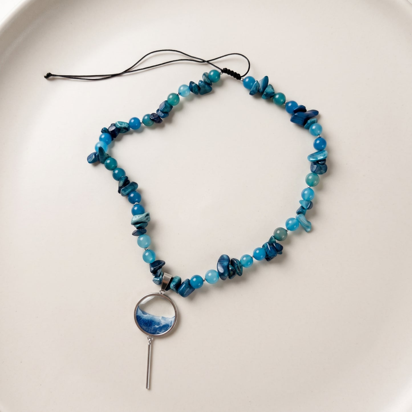 Collar de piedras con el mar