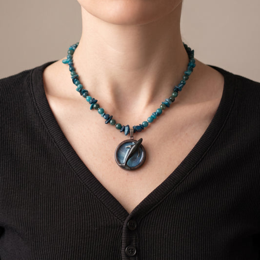 Collar de piedras con un colgante de madera