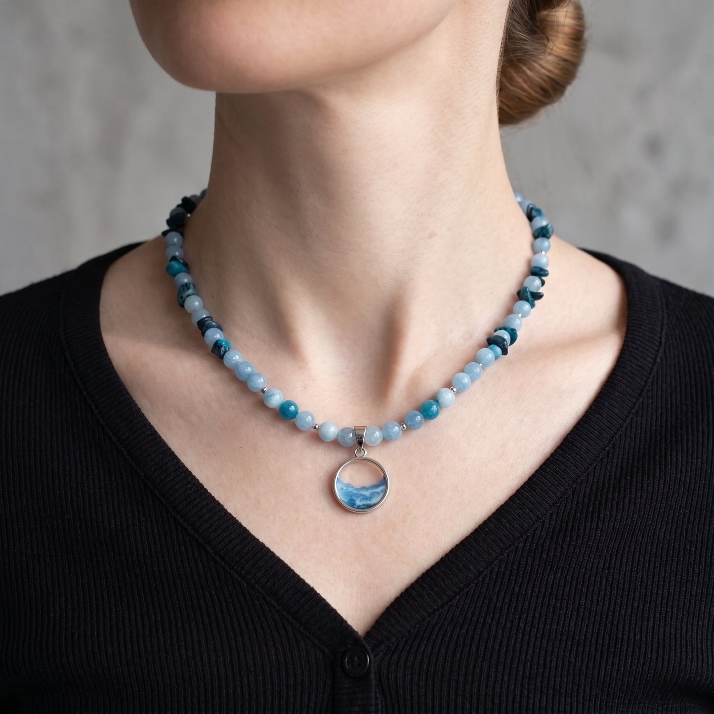 Collar de piedras con el mar
