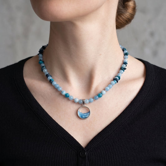 Collar de piedras con el mar