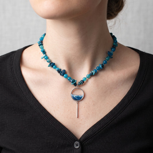 Collar de piedras con el mar