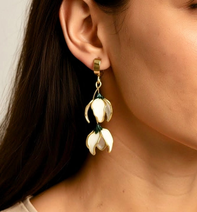 A01. Flower-shaped earrings, long asymmetrical white earrings