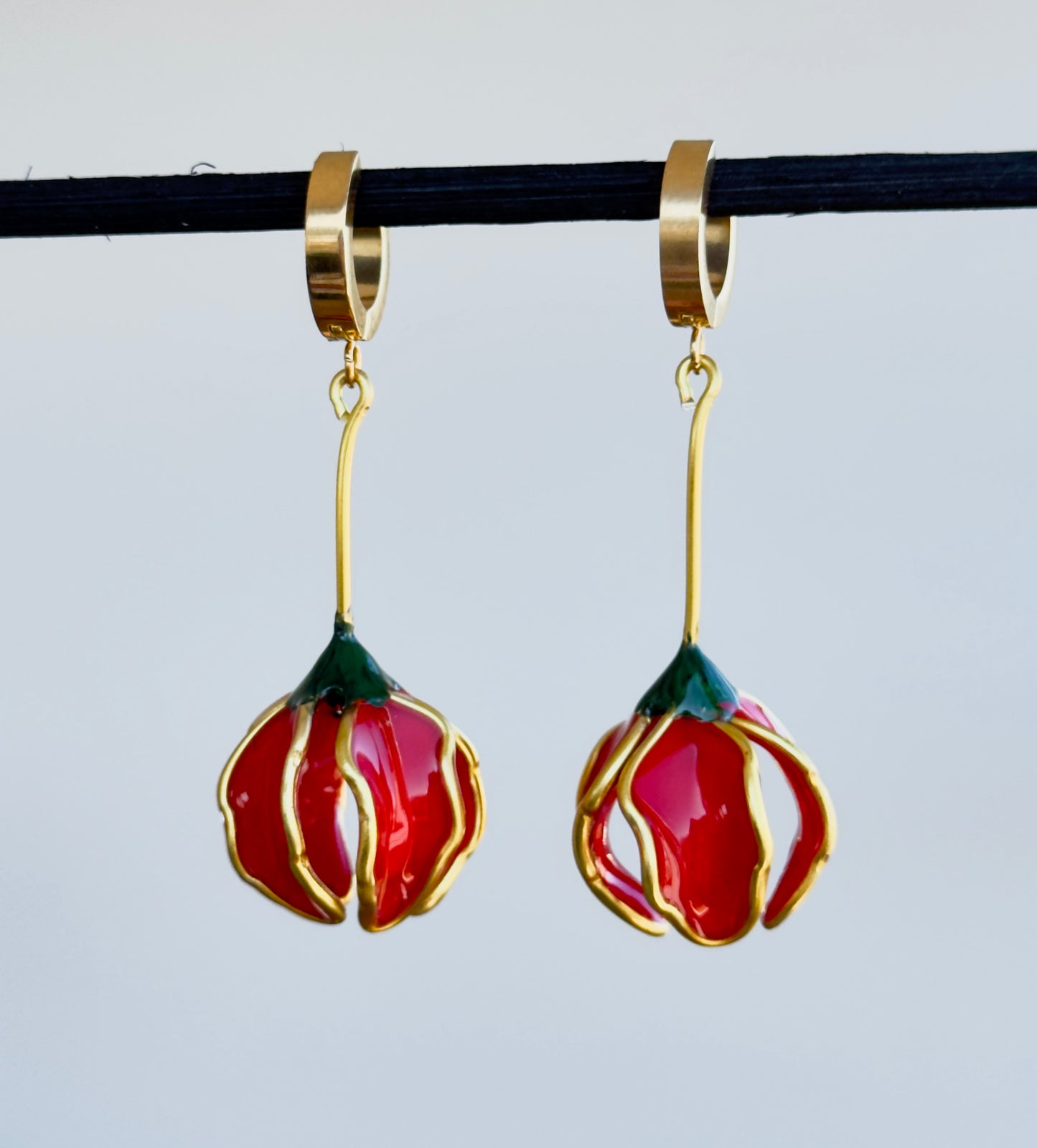 Flower-shaped earrings, long asymmetrical white earrings